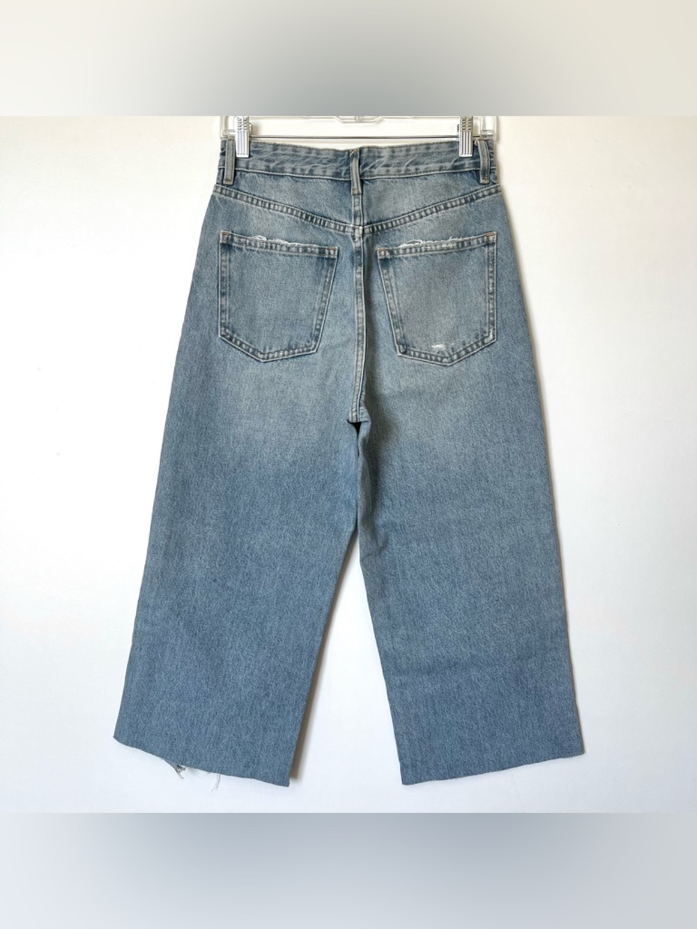 (๑!﹏!๑)

Wide Leg Distressed Ripped Jorts - Picture 2 of 5